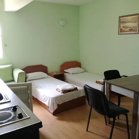 елка Apartment *